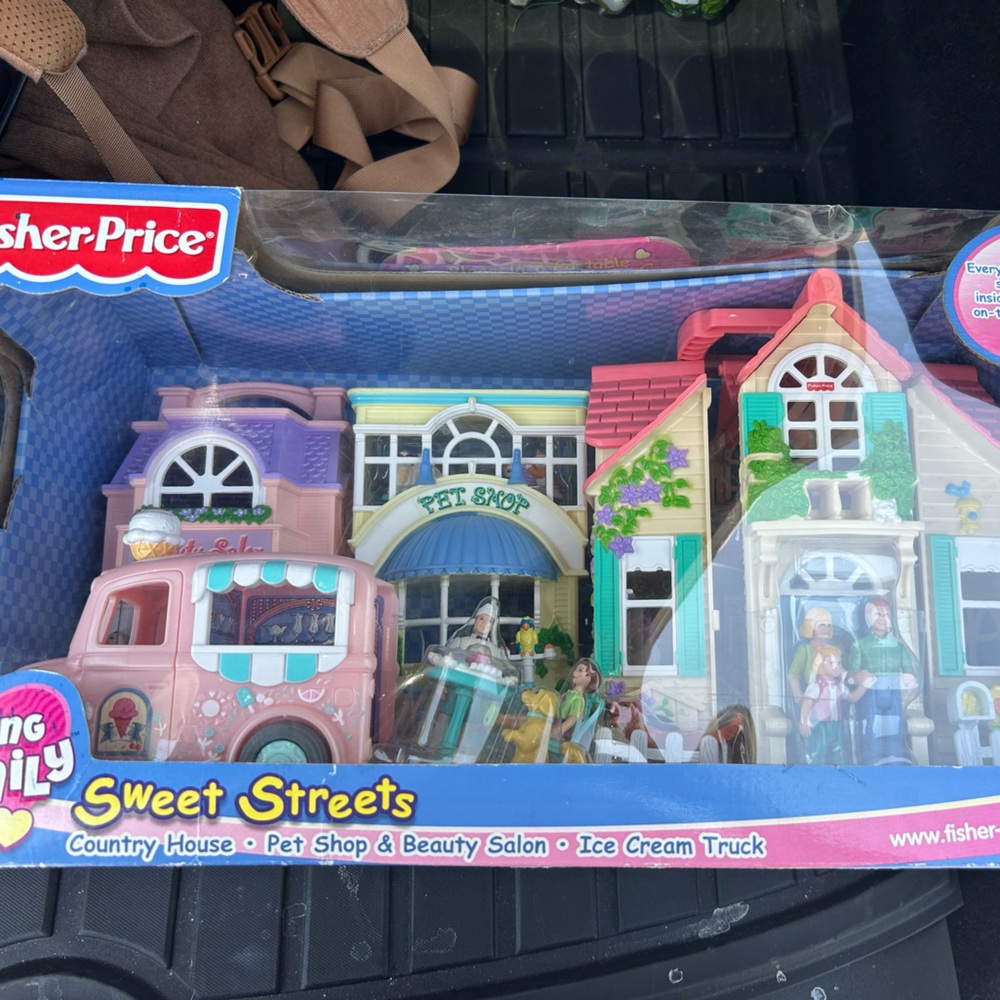 Fisher-Price loving Family Sweet Streets Colorful Playset NEW